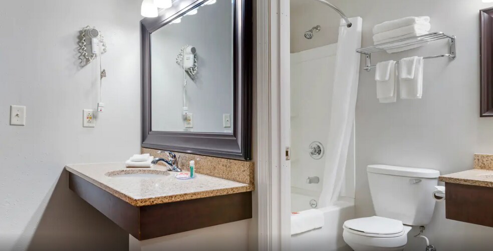 More Photos Of 2050 S US 41, Marquette Hotel For Sale