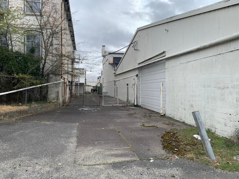 More Photos Of 1 Glass St, Bridgeton Warehouse For Lease
