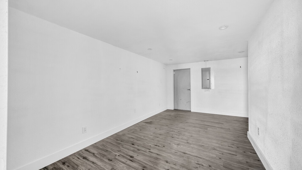 More Photos Of 118 Marble Ct, Aledo Showroom For Lease