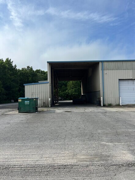 More Photos Of 456 Bourne Ave, Garden City Distribution For Lease