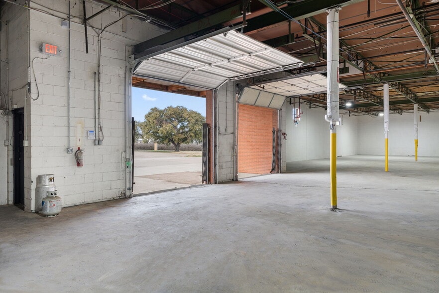 More Photos Of 8107 Chancellor Row, Dallas Warehouse For Lease