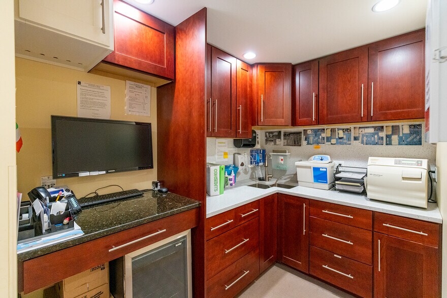 More Photos Of 31 Meetinghouse Rd, South Chatham Office For Sale