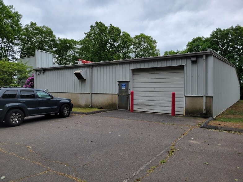 More Photos Of 117 W Dudley Town Rd, Bloomfield Light Manufacturing For Lease