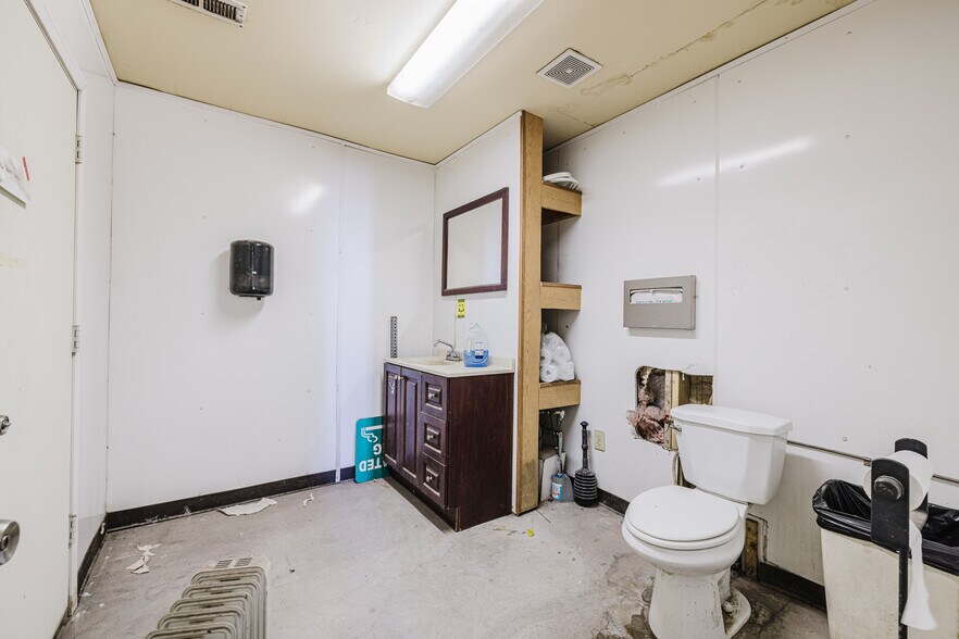 More Photos Of 824 Poplar St, Carlin Industrial For Sale