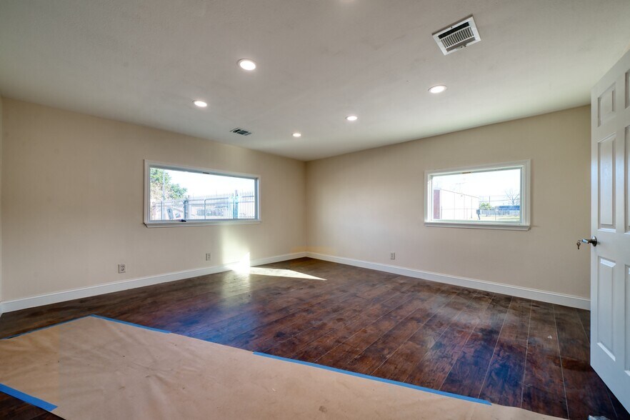 More Photos Of 9206 Thomasville Dr, Houston Warehouse For Sale
