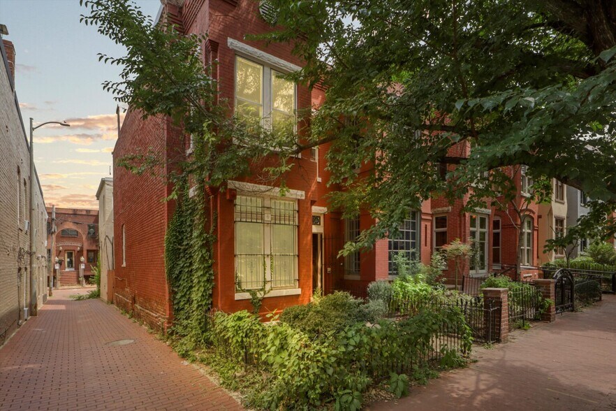 More Photos Of 517 2nd St NE, Washington Office Residential For Sale