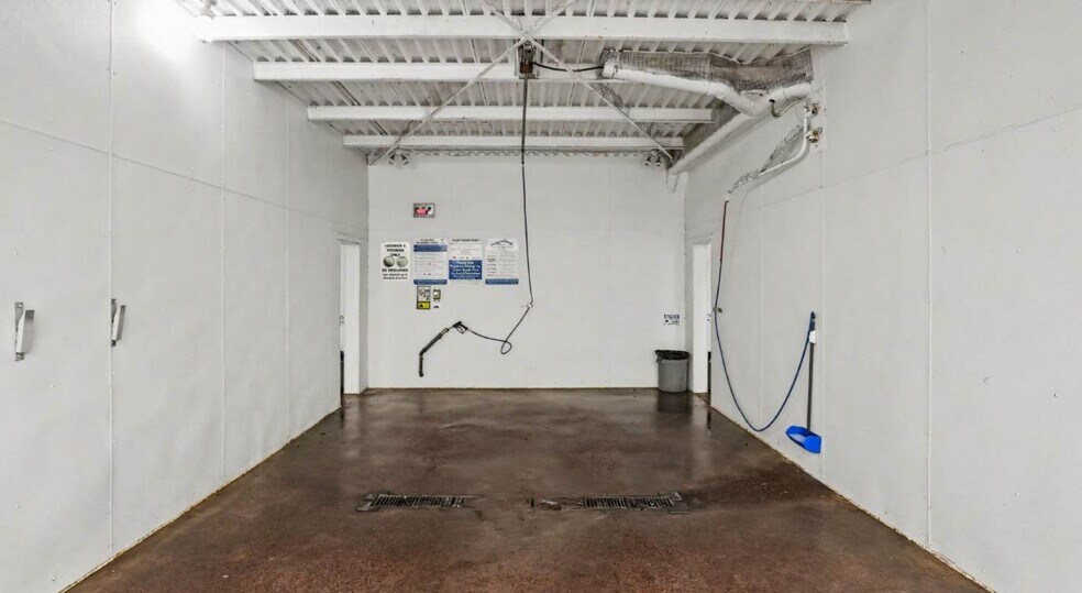 More Photos Of 641 Nelson St, Pembroke General Retail For Sale