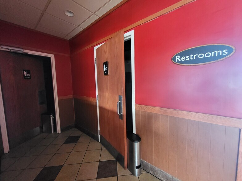 More Photos Of 648 S Neosho Blvd, Neosho Restaurant For Lease