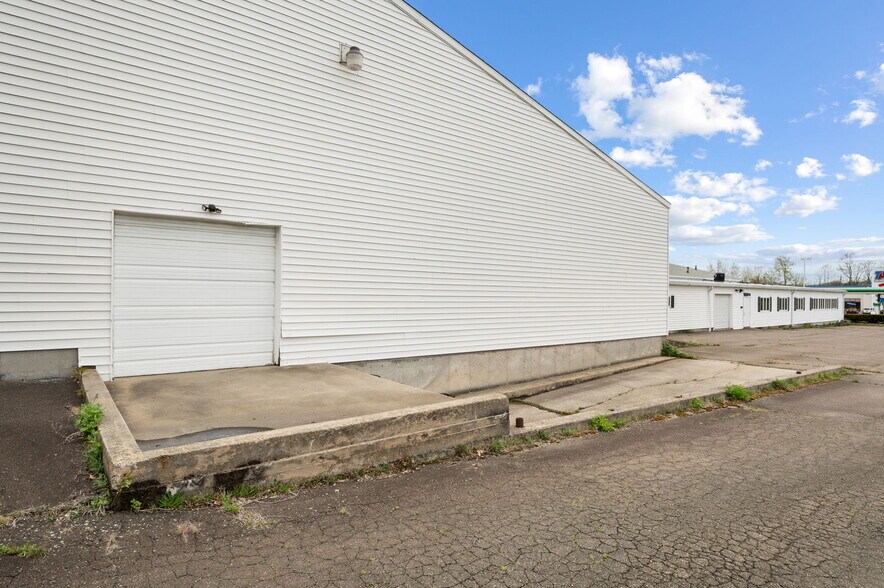 More Photos Of 16 E Industrial Rd, Branford Warehouse For Lease