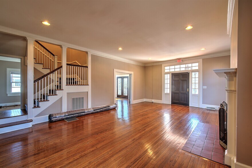 More Photos Of 1011 E Washington St, Greenville Office For Lease