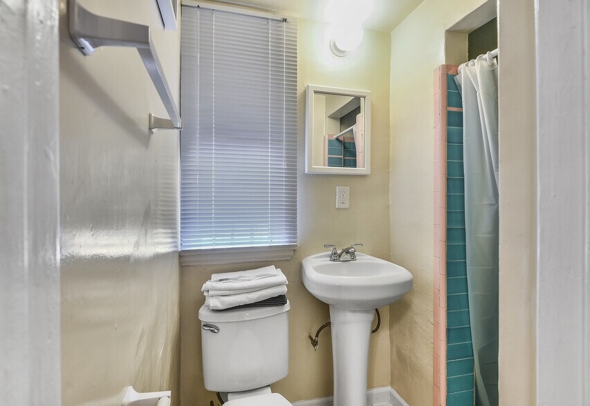 More Photos Of 721-729 S Alvarado St, Los Angeles Apartments For Lease