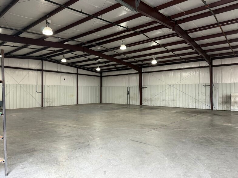 More Photos Of 916 Sprinkler Dr, Landis Warehouse For Lease