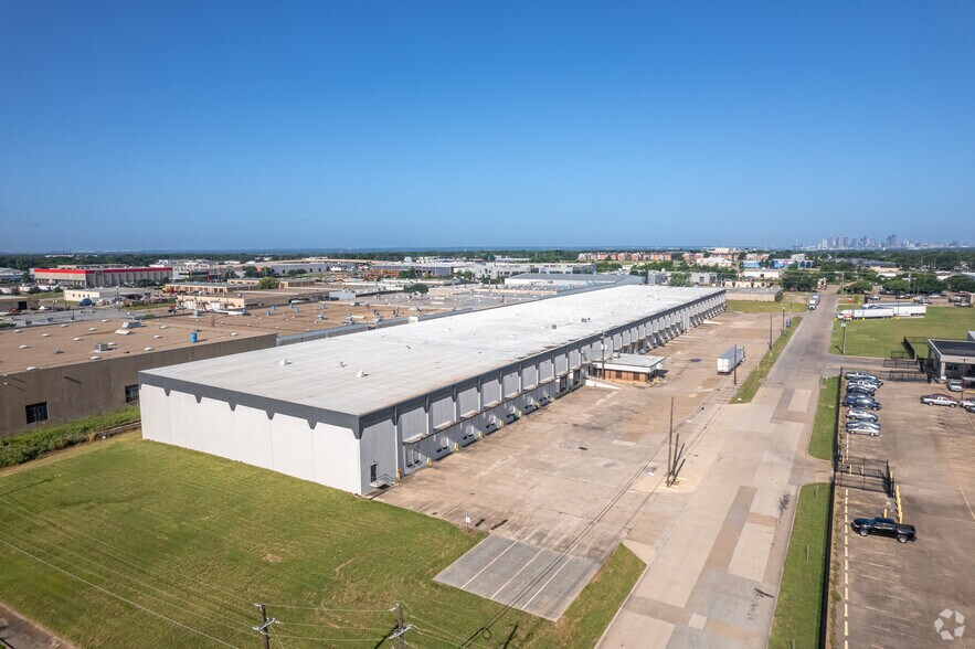 More Photos Of 8330 Endicott Ln, Dallas Warehouse For Lease