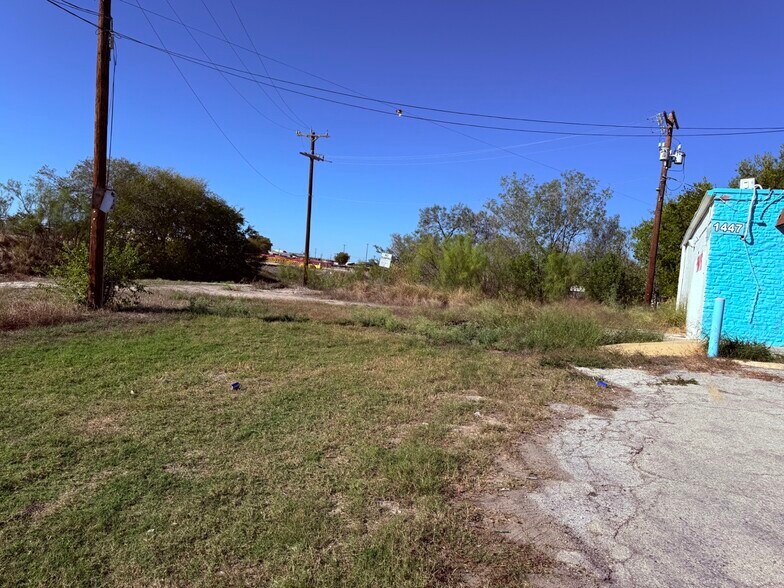 More Photos Of 1447 W Hutchins Pl, San Antonio Storefront For Sale