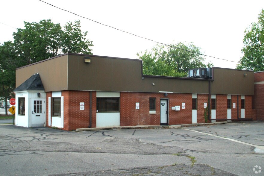 More Photos Of 20136 Mack Ave, Grosse Pointe Woods Medical For Lease