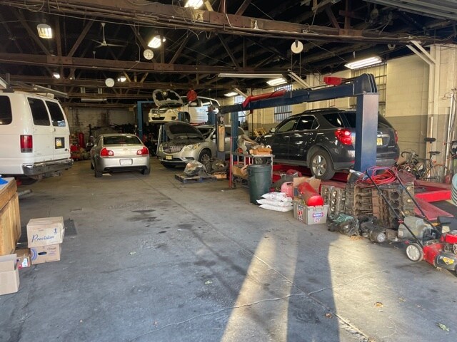 More Photos Of 15 New Cedar, Hamilton Auto Repair For Sale