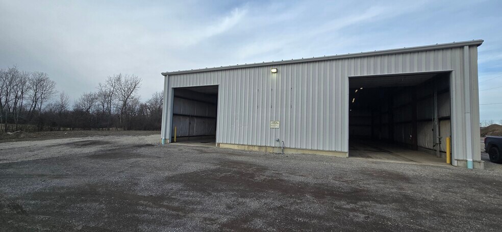 More Photos Of 1359 E Hanthorn Rd, Lima Warehouse For Lease