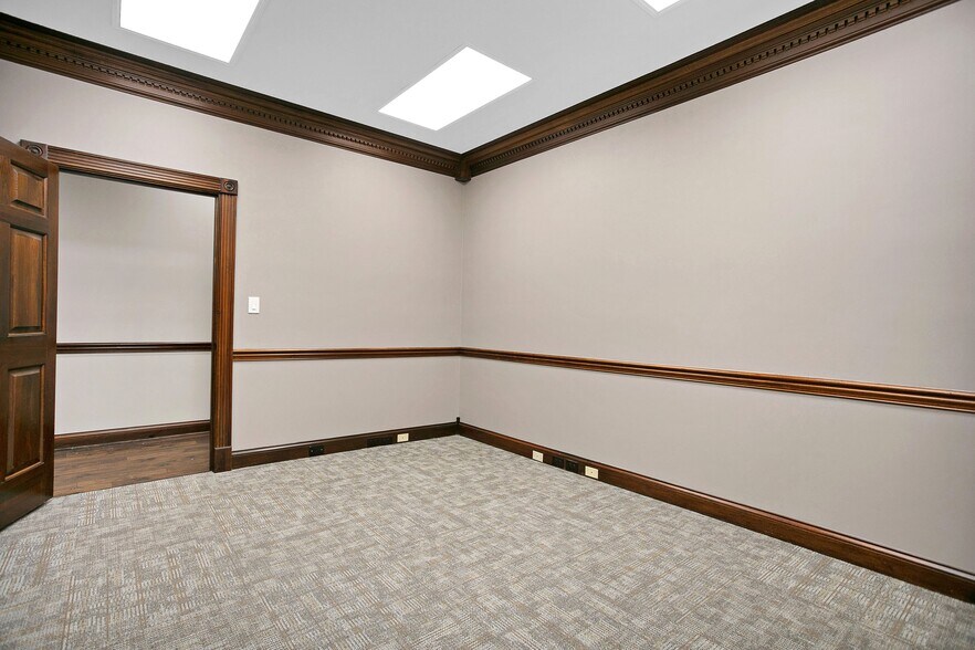 More Photos Of 103 W Main St, Lebanon Office Residential For Lease