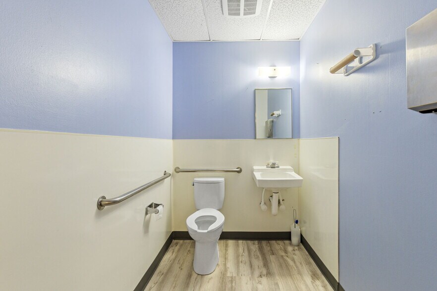 More Photos Of 1301-1333 W 121st Ave, Denver Flex For Lease