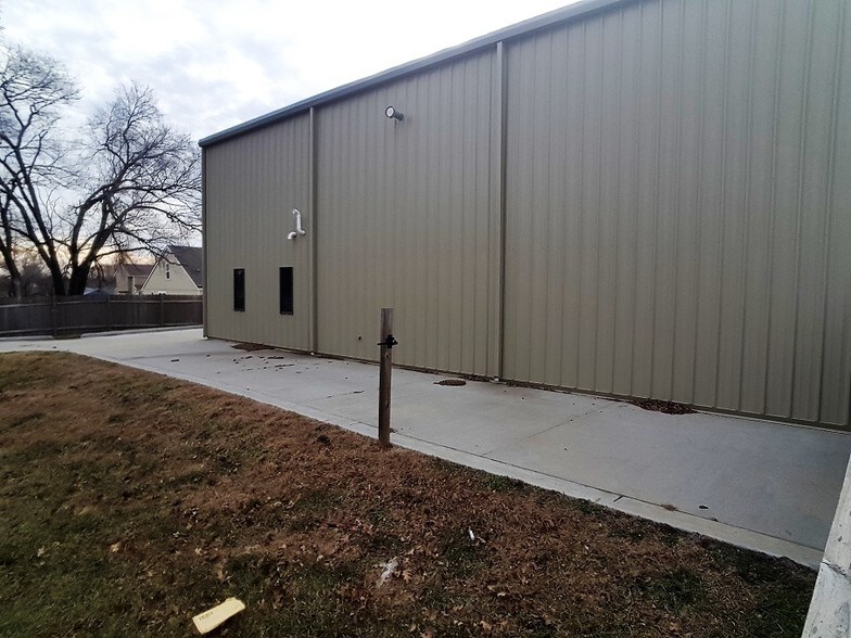 More Photos Of 1221 E 25th St, Lawrence Warehouse For Lease