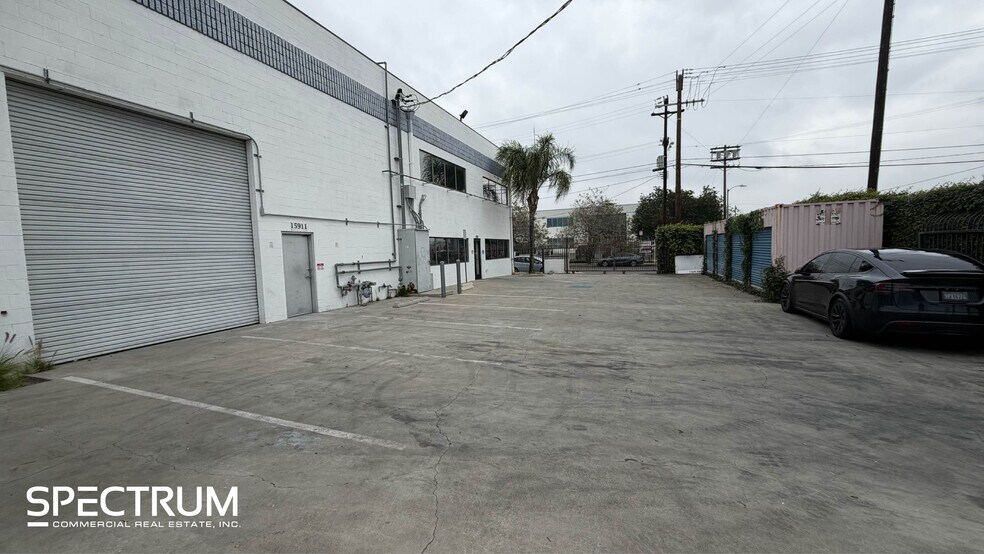 More Photos Of 15911 Arminta St, Van Nuys Manufacturing For Lease