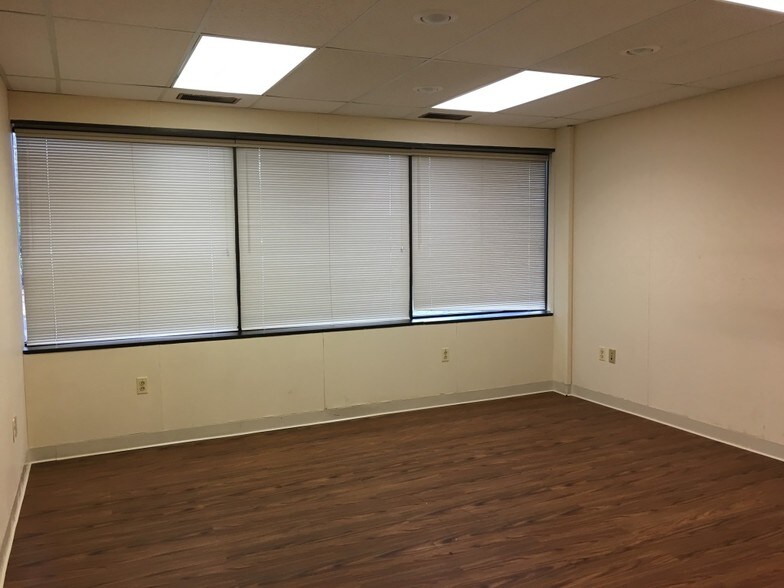 More Photos Of 123 Franklin Corner Rd, Lawrenceville Medical For Sale