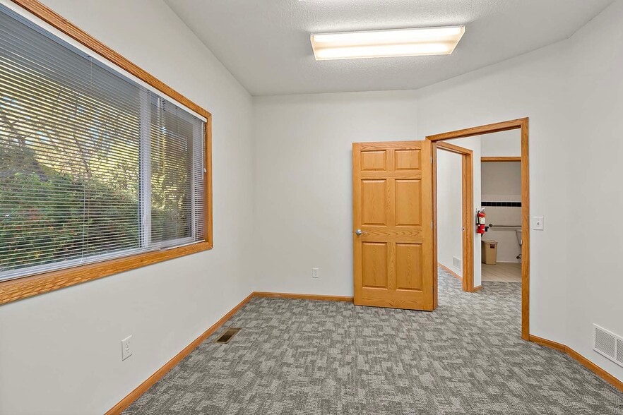 More Photos Of 2560-2568 Rice St, Saint Paul Office For Sale