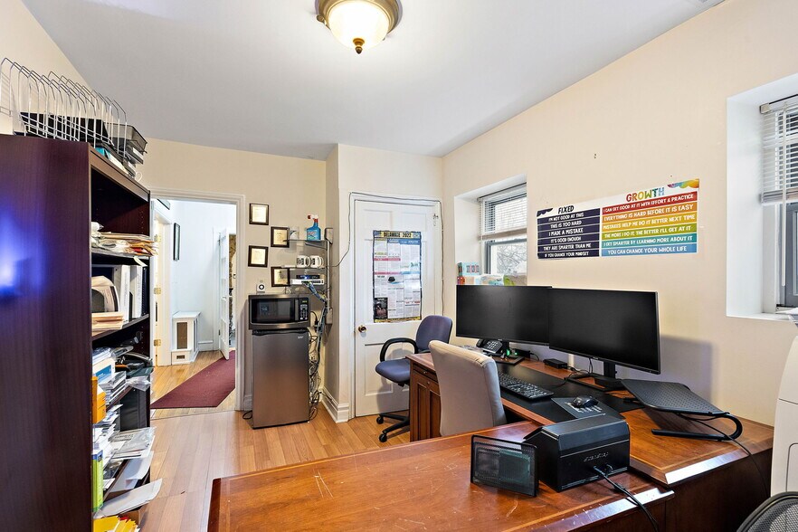 More Photos Of 112 Capitol Trl, Newark Medical For Sale