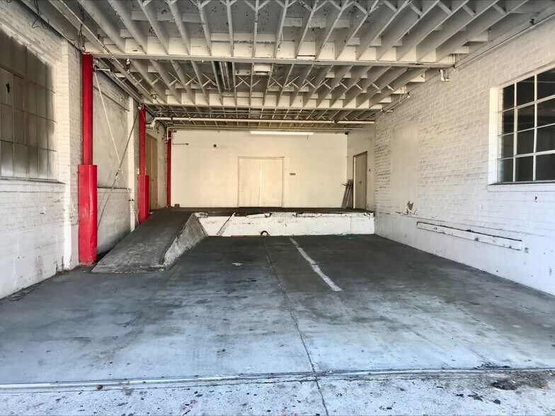 More Photos Of 2000-2010 W 62nd St, Los Angeles Warehouse For Sale
