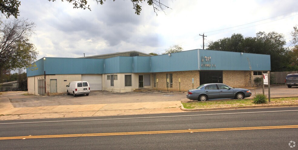 More Photos Of 2011 Anchor Ln, Austin Warehouse For Lease