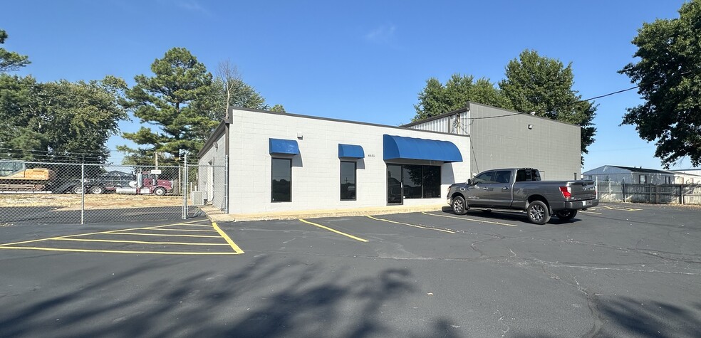 Primary Photo Of 4651 N 20th St, Ozark Warehouse For Lease