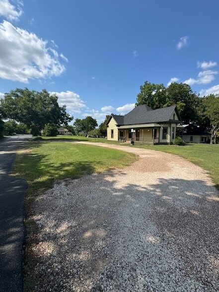 More Photos Of 612 S Rogers St, Waxahachie Office For Sale