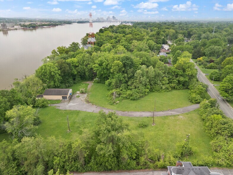 More Photos Of 2000 Utica Pike, Jeffersonville Marina For Sale