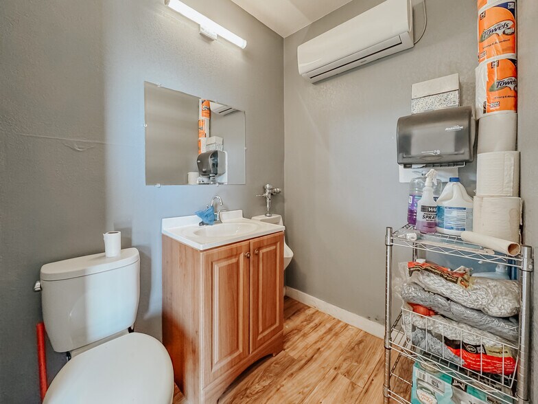 More Photos Of 5305 N Interstate Highway 45, Ennis Manufacturing For Sale