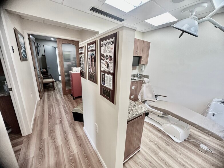 More Photos Of 4 Dearfield Dr, Greenwich Medical For Lease