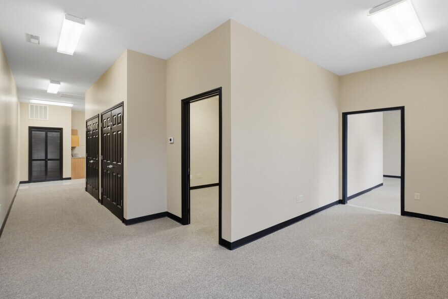 More Photos Of 2585 Eastwood Dr, Columbus Office For Lease