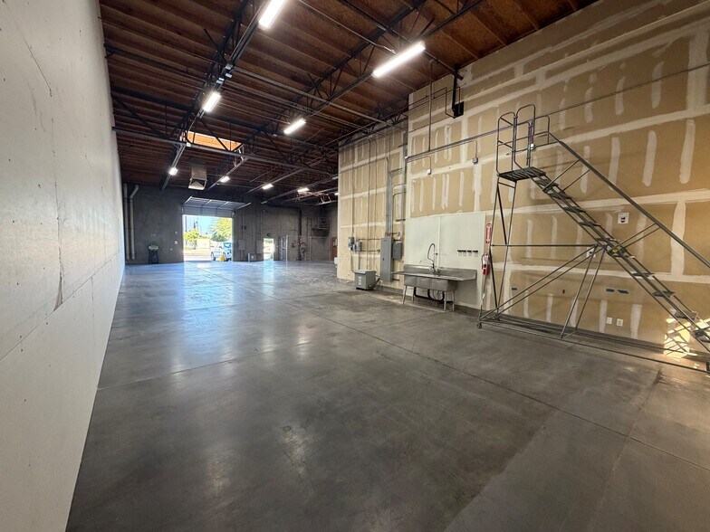 More Photos Of 7910 N Glen Harbor Blvd, Glendale Unknown For Lease