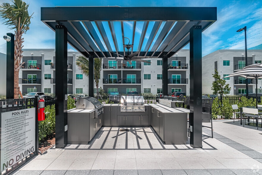 More Photos Of 1601 N Dixie Hwy, Lake Worth Apartments For Lease