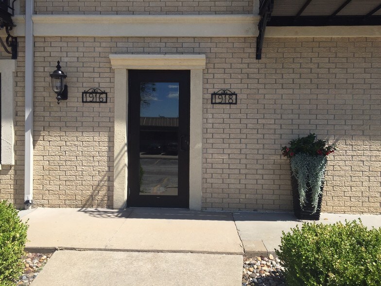 More Photos Of 1908 Grand Ave, West Des Moines Office For Lease