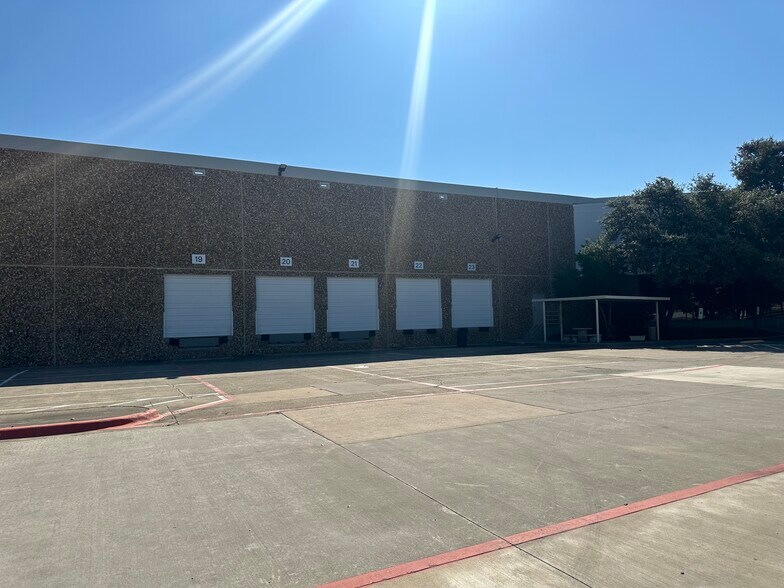 More Photos Of 2323 McDaniel Dr, Carrollton Distribution For Lease