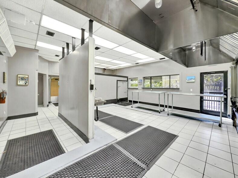 More Photos Of 643 NW 20th St, Miami Freestanding For Sale