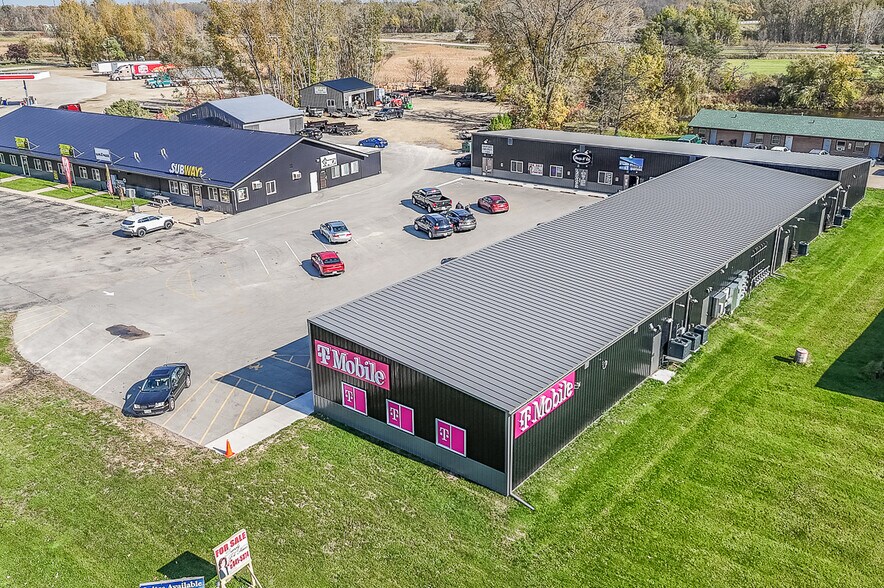 More Photos Of 1186 N Shawano St, New London General Retail For Lease
