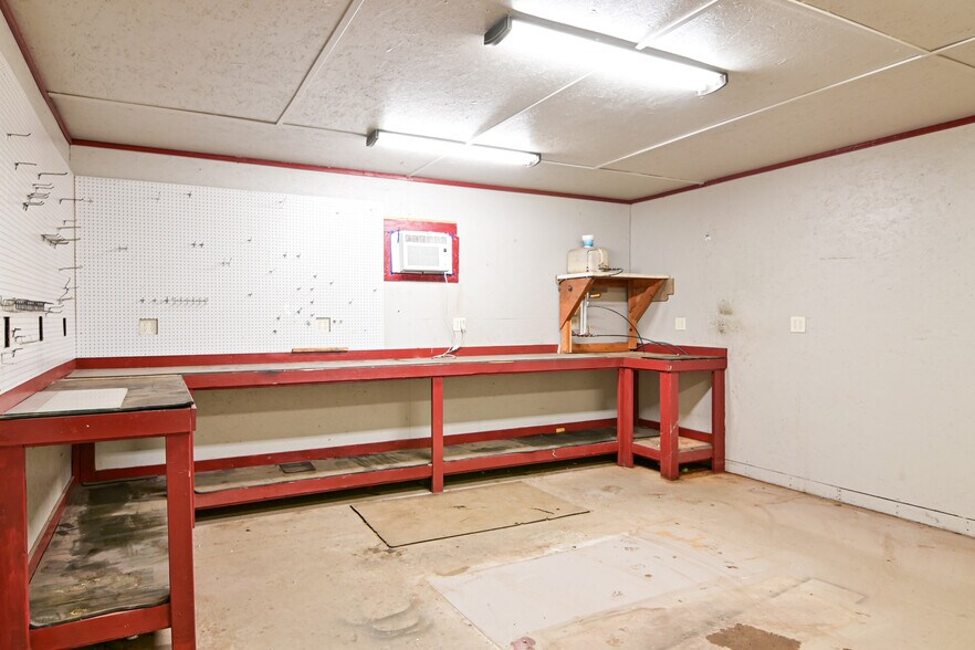 More Photos Of 1501 N Fairgrounds Rd, Midland Office For Lease