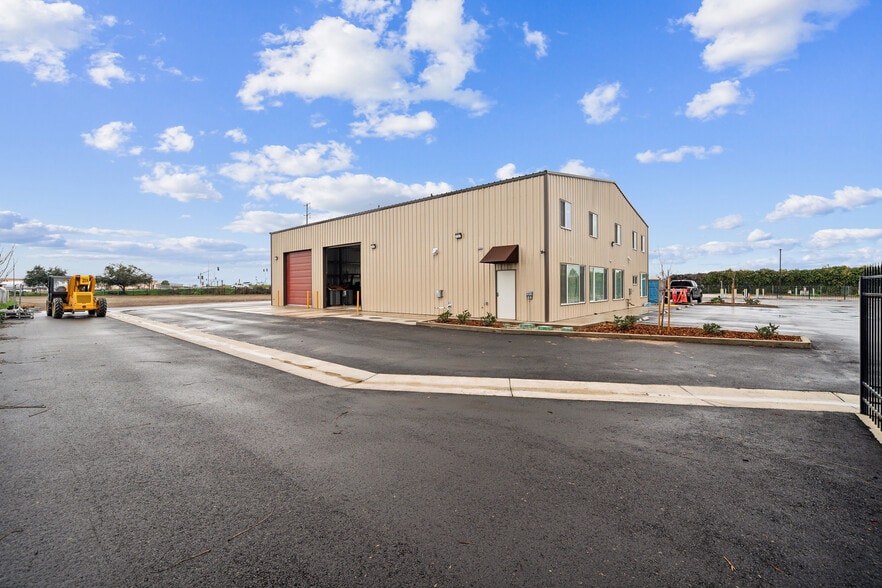 More Photos Of 2330 E Kaviland Ave, Fresno Light Manufacturing For Sale