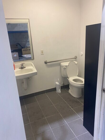 More Photos Of 2061 NW 112th Ave, Miami Light Distribution For Lease