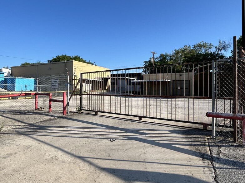 More Photos Of 2502 Harry Wurzbach Rd, San Antonio Flex For Lease