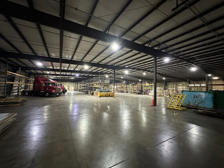 More Photos Of 625 44th St, Marion Distribution For Sale