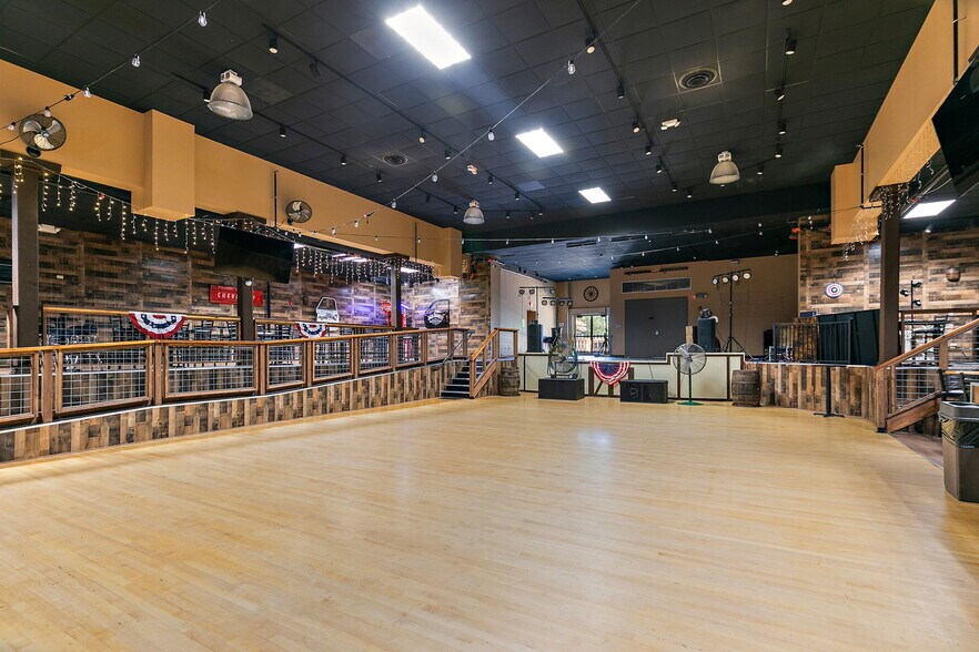 More Photos Of 425 W State St, Sycamore General Retail For Sale