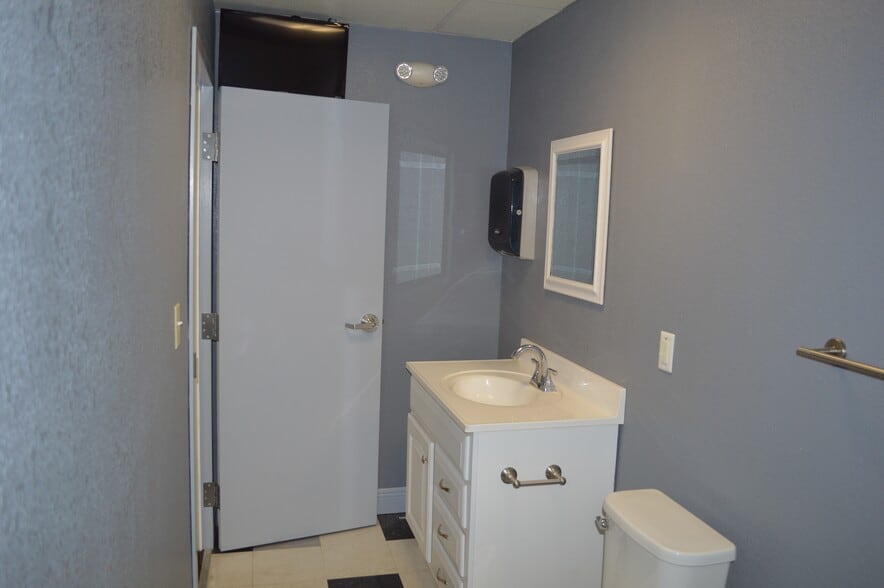 More Photos Of 2979 N 46th Ave, Saint Petersburg Office For Lease