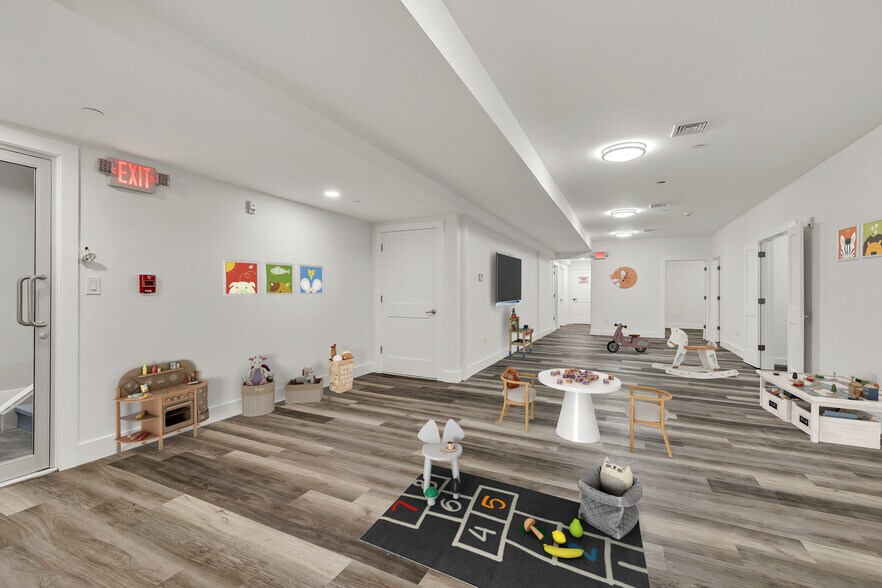 Primary Photo Of 533 Greenwich St, Hempstead Flex For Lease